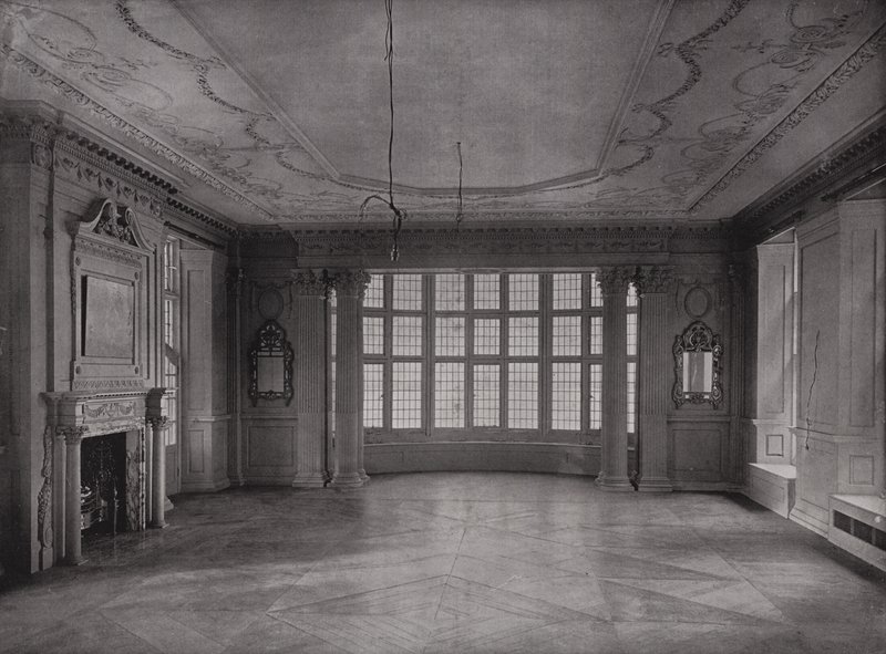 Drawing-room, tittar in i Bay, Ashorne Hill House, nära Leamington, England (s/v foto) av English Photographer
