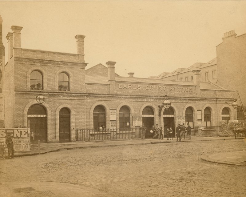 Earls Count Station - ingången till Earls Court Road; fotografi taget av C Latham 1878 av English Photographer