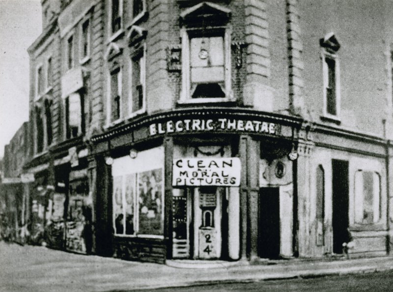 Tidig Flea-Pit-biograf, Nelson Electric Theatre i Old Kent Road, visar rena moraliska bilder av English Photographer