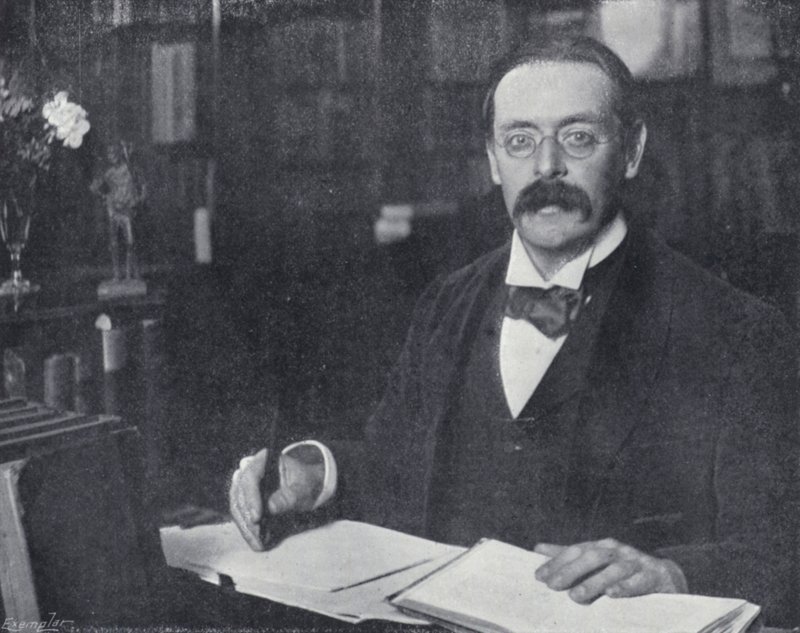 Edmund Gosse i sin studie (s/v foto) av English Photographer