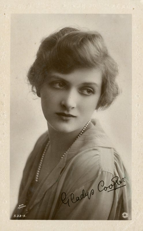 Edwardianskt vykort av Gladys Cooper av English Photographer