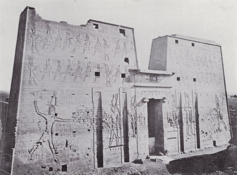 Egypten: Pylon of the Temple of Edfu (s/v foto) av English Photographer