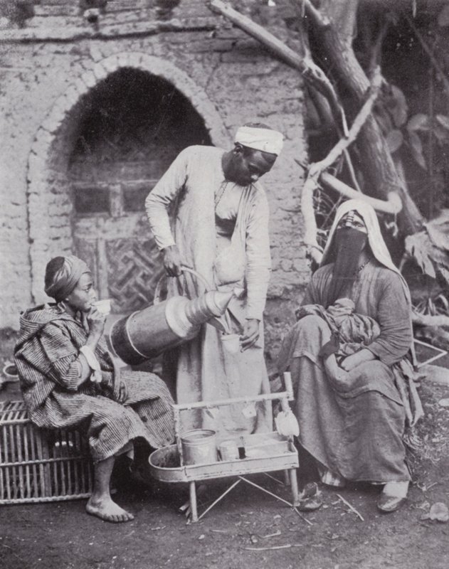Egypten: Serverar turkiskt kaffe på gatorna i Kairo (s/v foto) av English Photographer