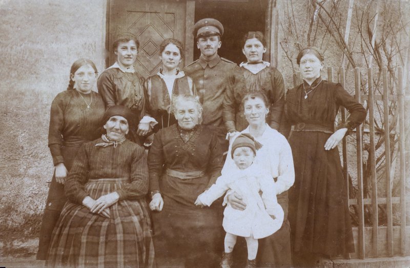 Engelsk soldat, WW1, med en grupp lokalbefolkningen, norra Europa, förmodligen Frankrike (s/v foto) av English Photographer
