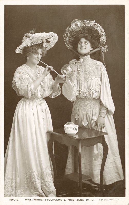 Engelska skådespelerskor och sångerskor, Zena Dare och Marie Studholme (svartvitt foto) av English Photographer