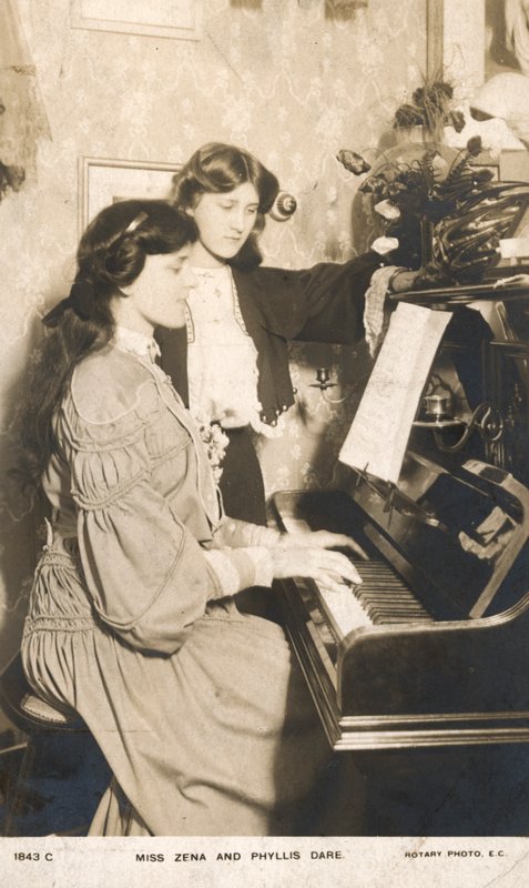 Engelska skådespelerskor och sångerskor, Zena Dare och hennes syster Phyllis Dare (svartvitt foto) av English Photographer