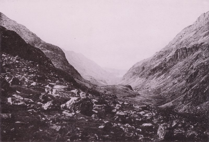 Ingång till Pass of Llanberis (s/v foto) av English Photographer