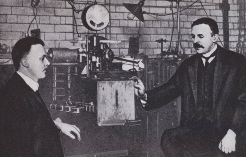 Ernest Rutherford, vänster, och Hans Geiger i fysiklaboratoriet vid Manchester University (s/v-foto) av English Photographer