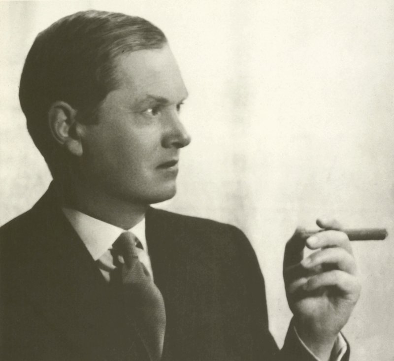 Evelyn Waugh, porträtt, röker cigarr (s/v foto) av English Photographer