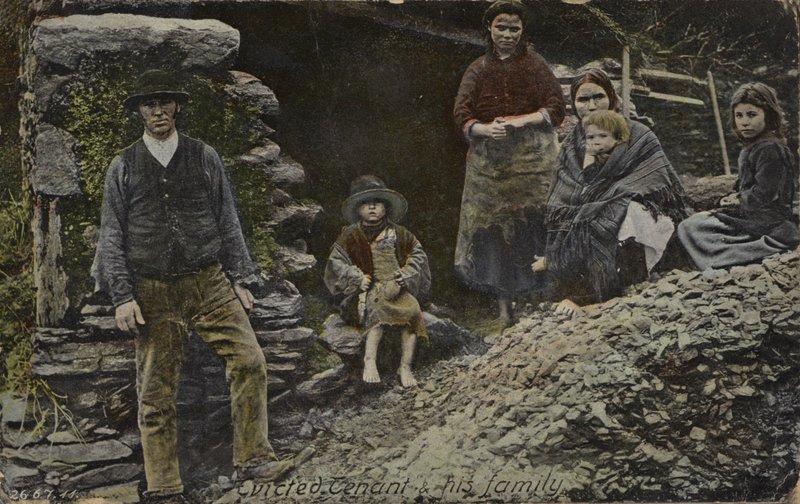 Vräkt hyresgäst och hans familj, Irland (färgad bild) av English Photographer
