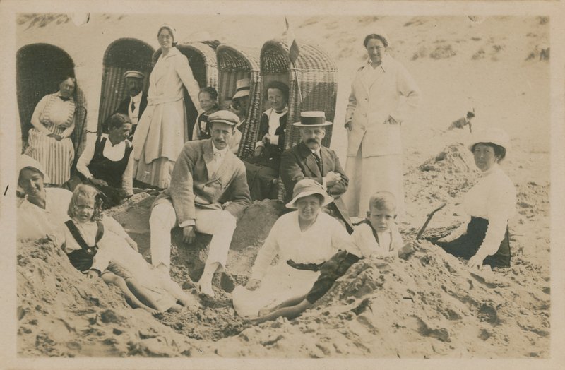 Familj vid havet. Vykort skickat 1913. av English Photographer