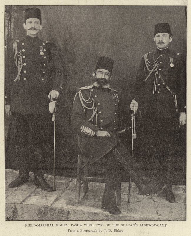 Fältmarskalk Edhem Pasha med två av sultanerna Aides-de-Camp av English Photographer