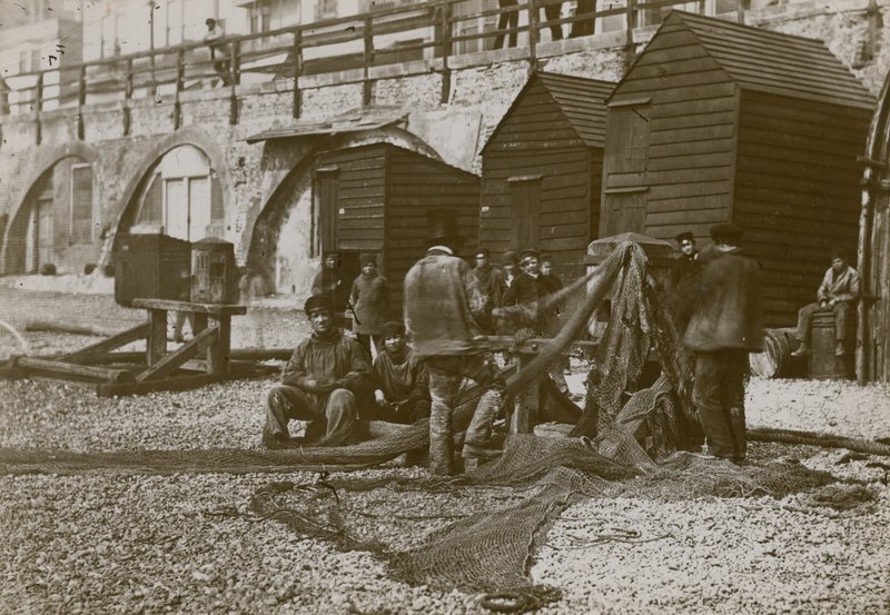 Fiskare avbildade med sina nät på stranden i Brighton av English Photographer