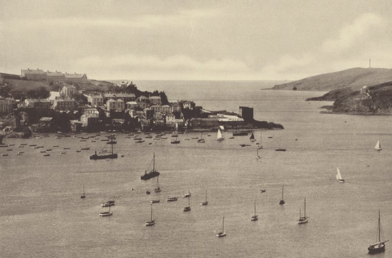 Fowey, Battery och Polruan Tower (svartvitt foto) av English Photographer