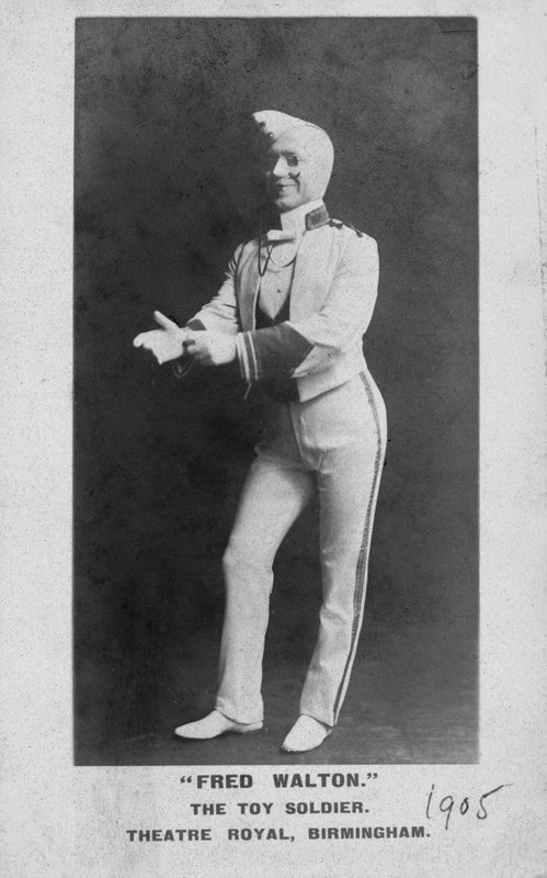 Fred Walton, engelskfödd amerikansk scen- och filmskådespelare som The Toy Soldier (s/v foto) av English Photographer