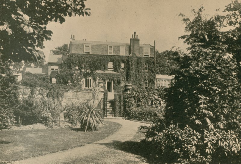 Gad?s Hill Place, nr Rochester, från trädgården på baksidan, residens för Charles Dickens, 1857-70 av English Photographer