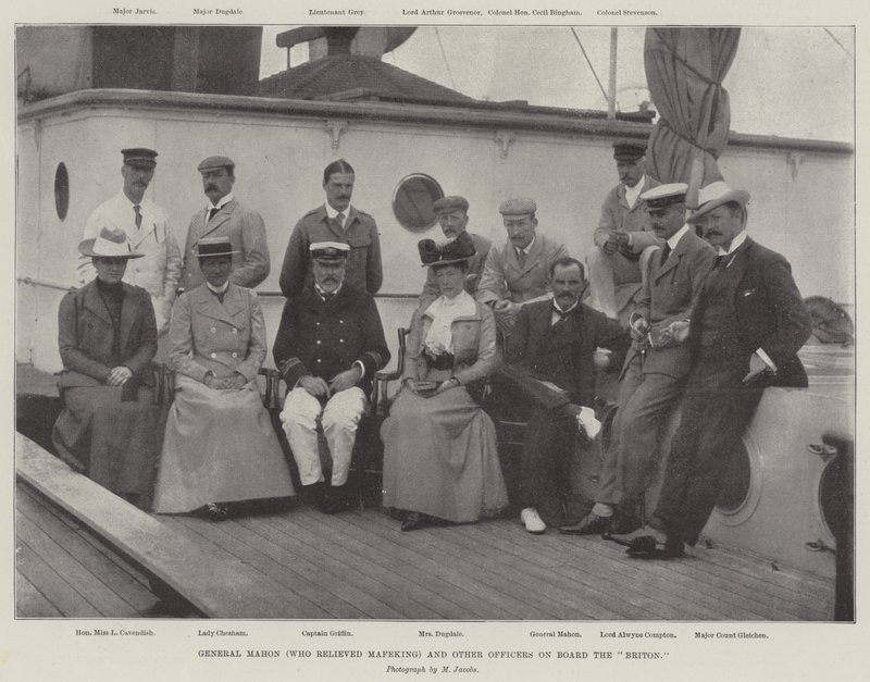General Mahon (som avlöste Mafeking) och andra officerare ombord på britten av English Photographer
