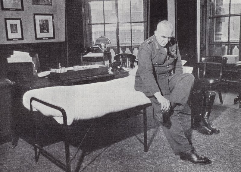 General Sir Edmund Ironside, chef för den kejserliga generalstaben, på sitt kontor på krigskontoret, där han ofta sov under andra världskriget, 1939-1940 av English Photographer