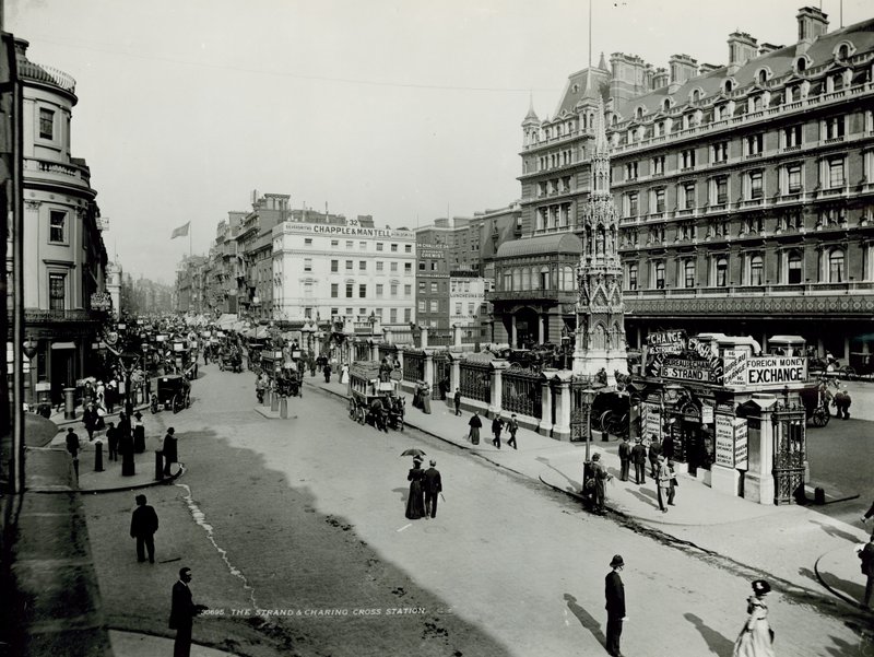 Allmän vy längs stranden med Charing Cross Station av English Photographer