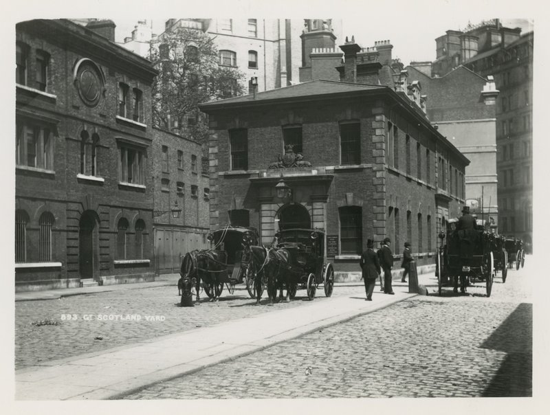 Allmän bild av hästdragna vagnar i Scotland Yard av English Photographer