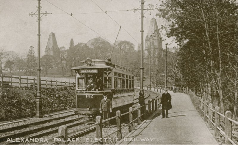 Allmän bild av den elektriska järnvägen vid Alexandra Palace av English Photographer
