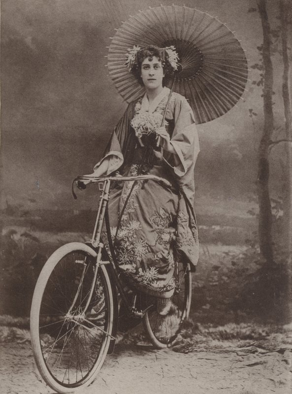 Flicka på cykel, klädd i japanskt mode av English Photographer