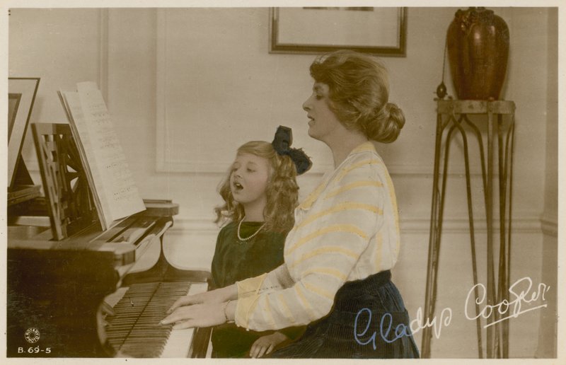 Gladys Cooper och flicka vid piano av English Photographer