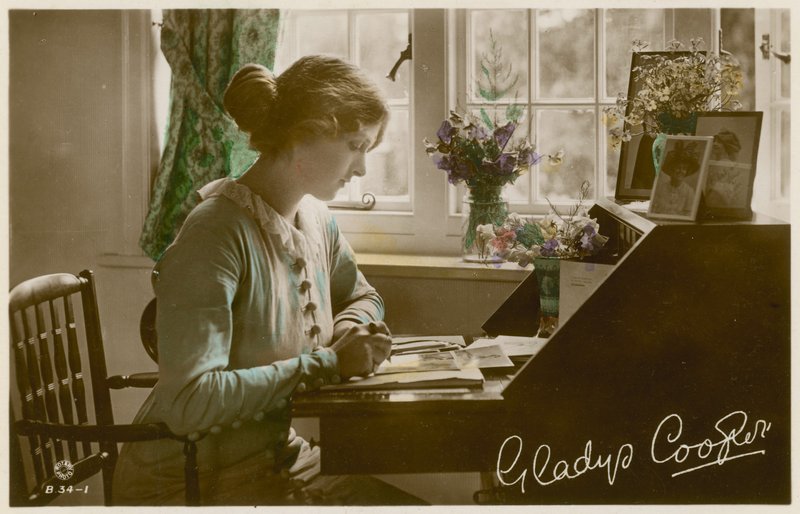 Gladys Cooper vid skrivbordet av English Photographer