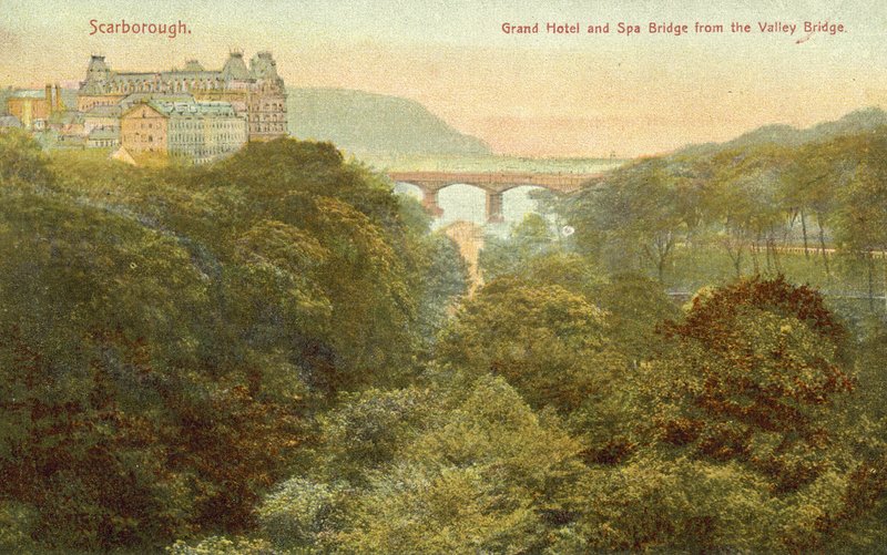 Grand Hotel and bridge, Scarborough (färgfoto) av English Photographer