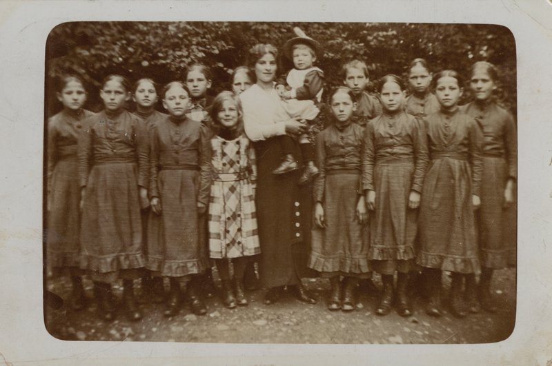 Grupp av förmodligen föräldralösa barn, möjligen Barnardos barn (s/v foto) av English Photographer