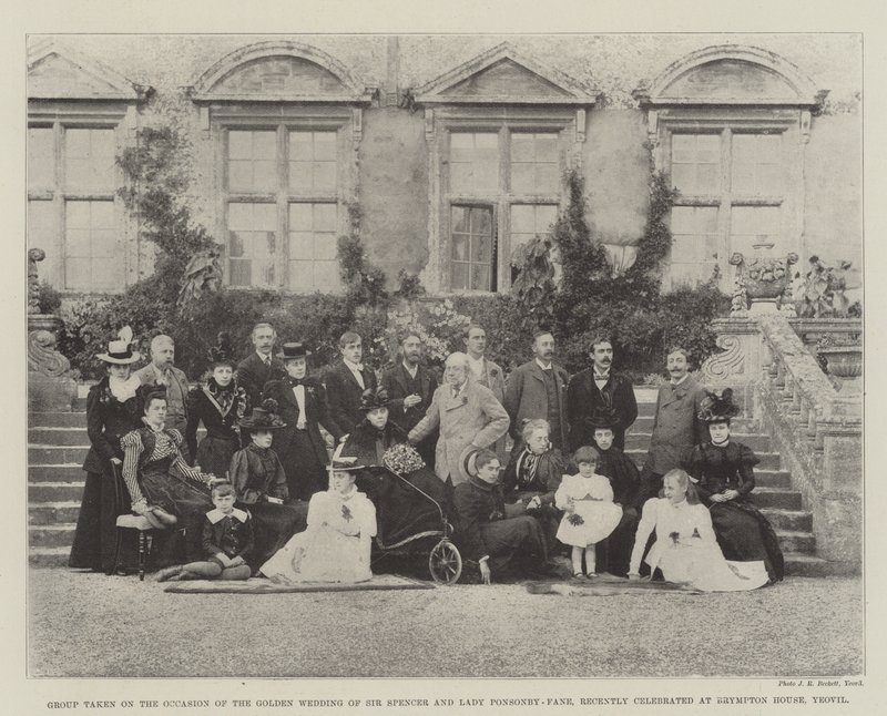 Grupp tagen i samband med Sir Spencers och Lady Ponsonby-Fane:s guldbröllop, som nyligen firades på Brympton House, Yeovil av English Photographer