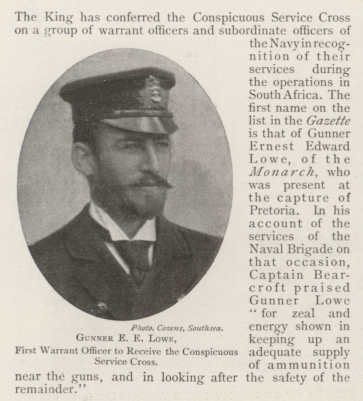 Gunner E E Lowe, Förste Warrant Officer som tar emot det iögonfallande servicekorset av English Photographer