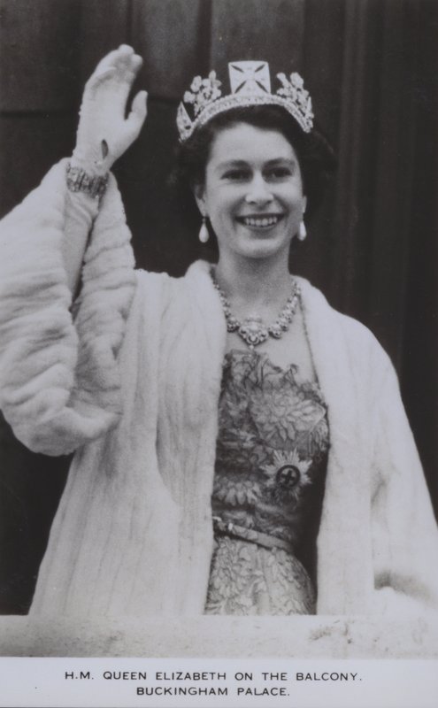 HM Queen Elizabeth på balkongen, Buckingham Palace (s/v foto) av English Photographer
