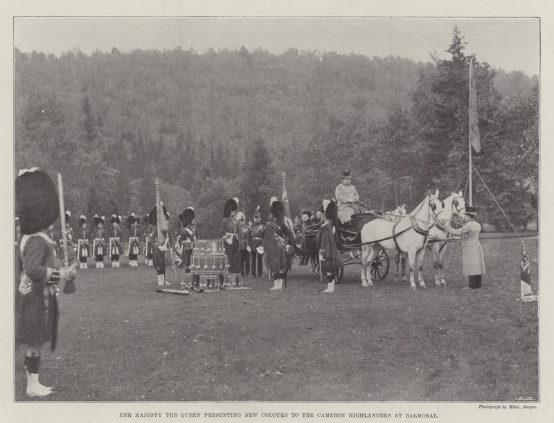 Hennes Majestät Drottningen presenterar nya färger för Cameron Highlanders på Balmoral av English Photographer