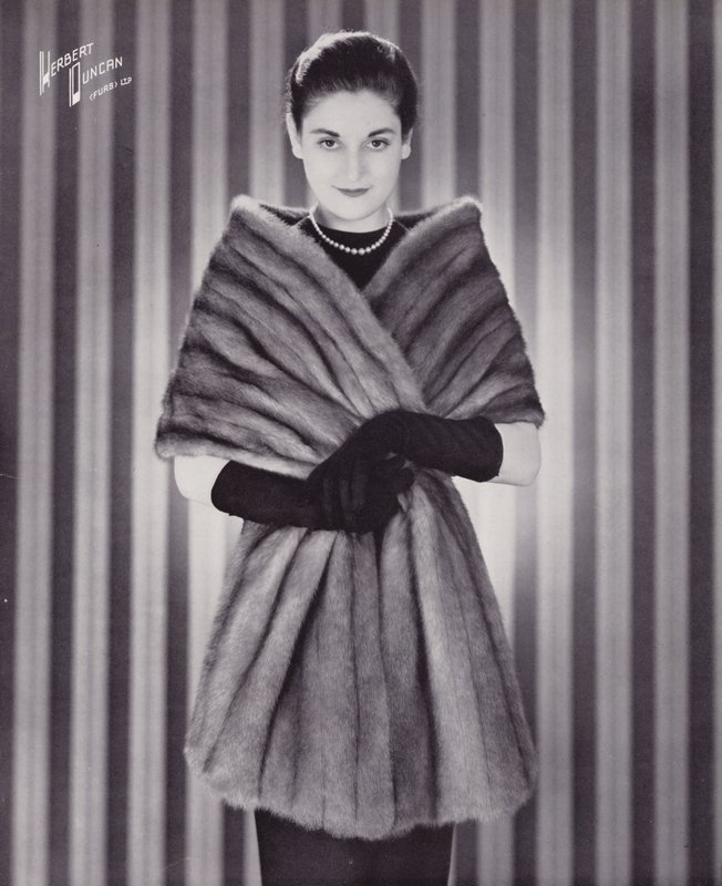 Herbert Duncan Pälsar: Royal Pastel Mink (svartvitt foto) av English Photographer