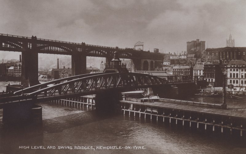 High Level and Swing Bridges, Newcastle-On-Tyne (s/v foto) av English Photographer