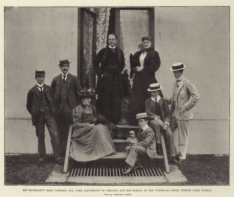 Hans excellens Earl Cadogan, KG, Lord Lieutenant of Ireland, och hans familj på Viceregal Lodge, Phoenix Park, Dublin av English Photographer
