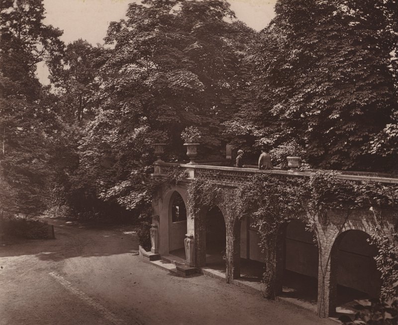 Holland House, London: Terrace over Colonnade, South Side (s/v foto) av English Photographer