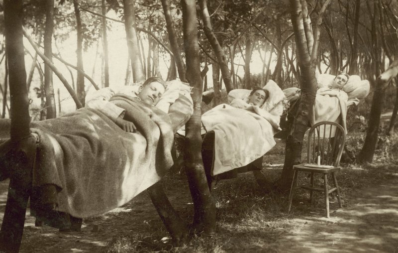 Humleplockare som sover i hängmattor på en gård i Kent (s/v foto) av English Photographer