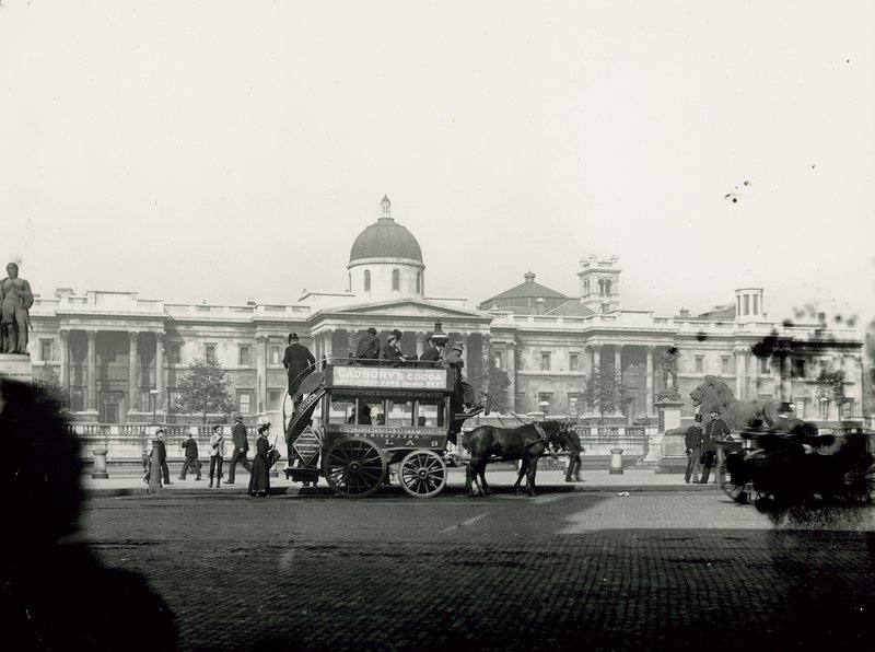 Hästdragen transport på Trafalgar Square av English Photographer