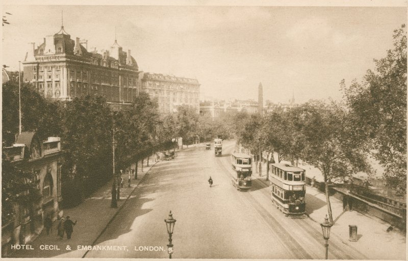 Hotel Cecil and Embankment, London av English Photographer