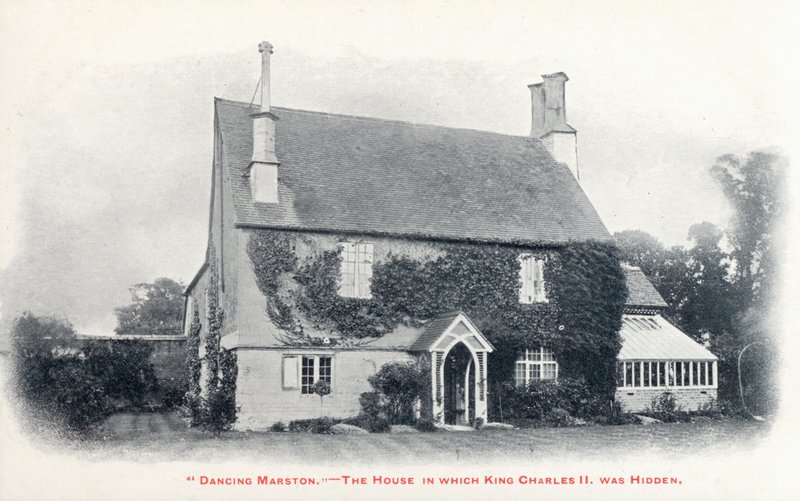 Hus i byn Long Marston, Gloucestershire, där kung Charles II gömdes efter sin flykt efter hans armés nederlag i slaget vid Worcester av English Photographer