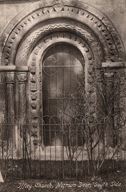 Iffley Church, Norman Door, South Side (s/v foto) av English Photographer