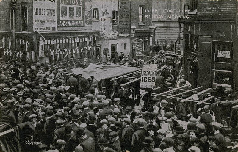 I Petticoat Lane, London, på söndagsmorgonen av English Photographer