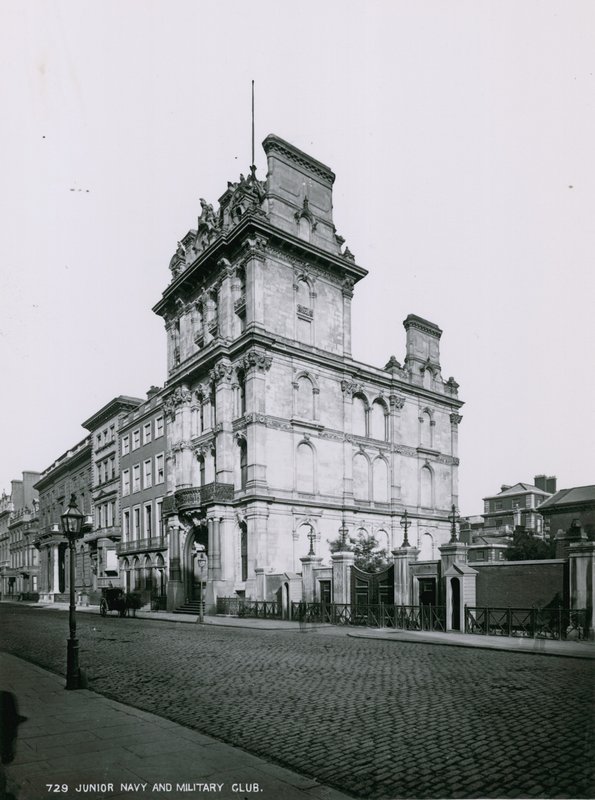 Junior Navy and Military Club, London av English Photographer