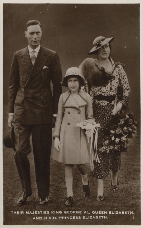 Kung George VI, drottning Mary och deras äldsta dotter, prinsessan Elizabeth (s/v foto) av English Photographer