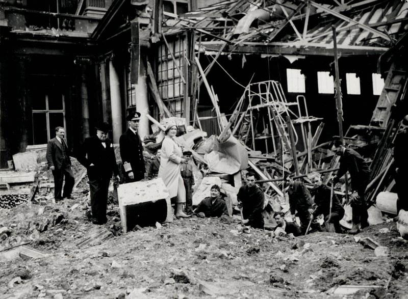 Kung George VI och drottning Elizabeth, tillsammans med Winston Churchill, undersöker bombskador, förmodligen på Buckingham Palace (s/v foto) av English Photographer