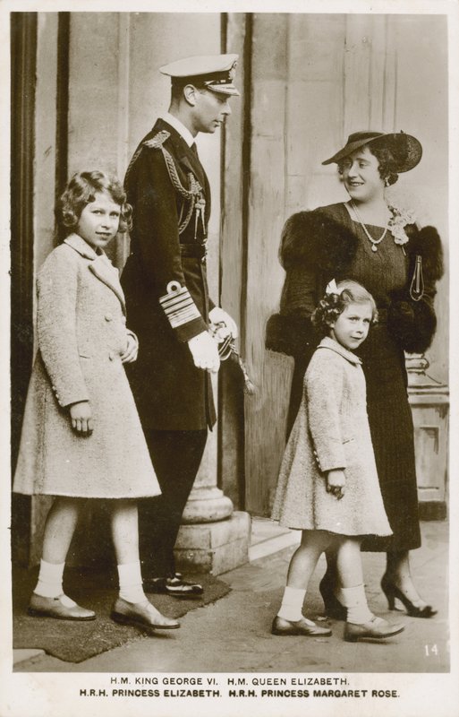 Kung George VI och drottning Elizabeth med sina döttrar, prinsessorna Elizabeth och Margaret (s/v foto) av English Photographer