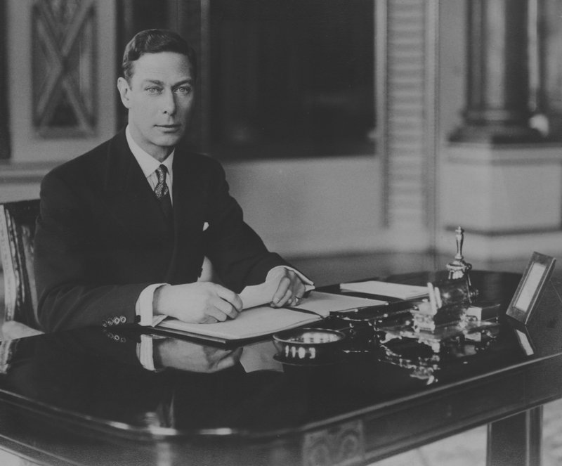 Kung George VI, vid sitt skrivbord (s/v foto) av English Photographer