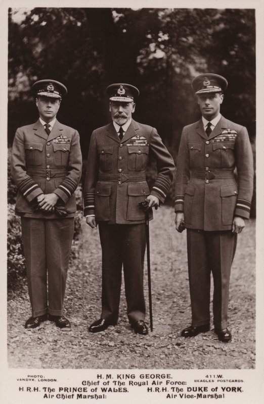 Kung George V, prinsen av Wales och hertigen av York i flygvapenuniform av English Photographer